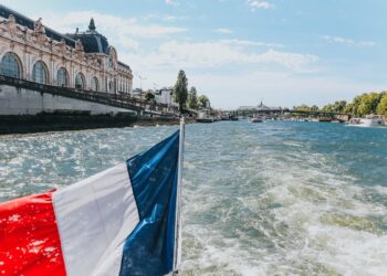EXPLORE PARIS