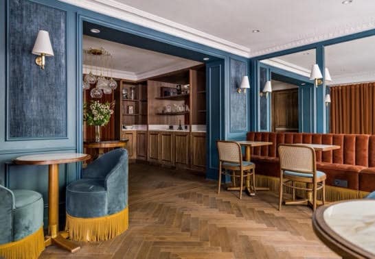 Salle du petit déjeuner avec Fauteuils et banquette en Tissus bleu et marron
