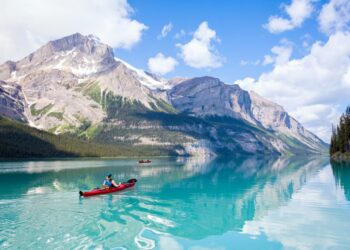 Canoë kayak sur le lac et la montagne