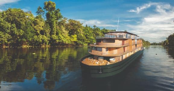 Bateau en bois sur l'Amazonie
