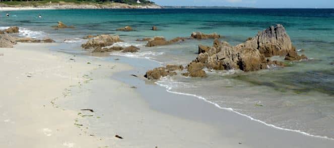 sable et mer avec des rochers