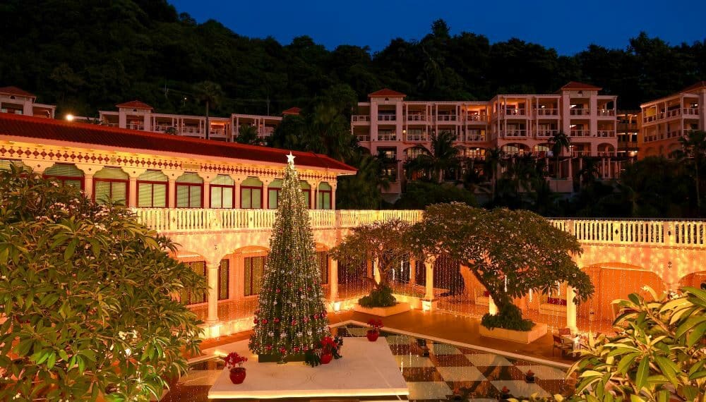 Centara Grand Beach Resort Phuket illuminé la nuit