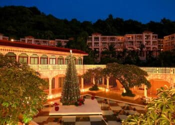 Centara Grand Beach Resort Phuket illuminé la nuit