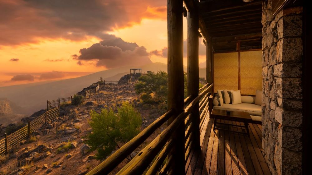 Vue sur le désert rocheux d'Oman depuis le balcon d'un cottage