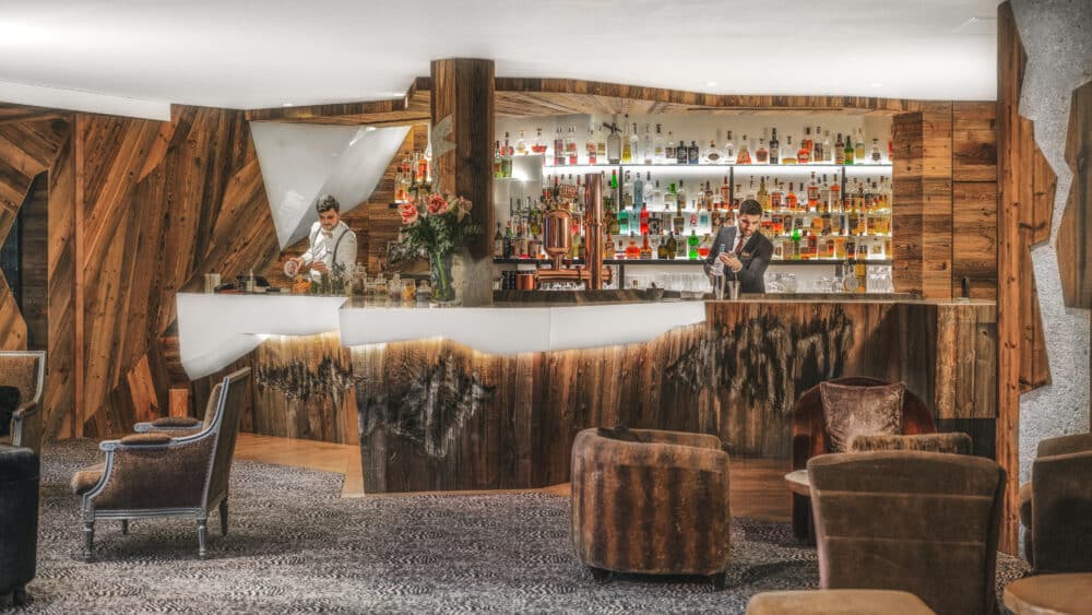 bar et salon dans un chalet en bois