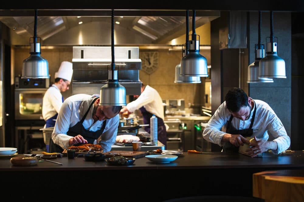 cuisine d'hôtel avec  les chefs préparant les plats gastronomiques