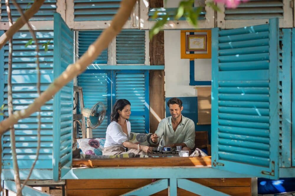 2 personnes qui déjeunent