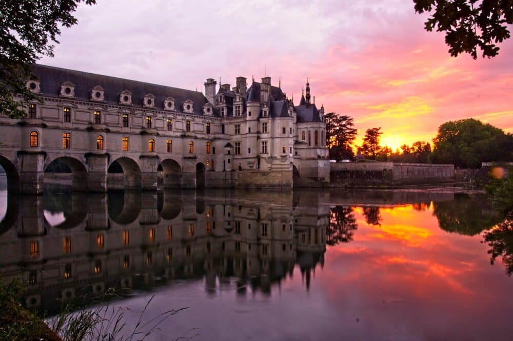 Vue extérieure sur le château de Chenonceau et la rivière