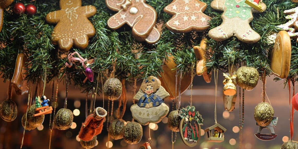 Gros plan sur des décorations de Noël sur un sapin