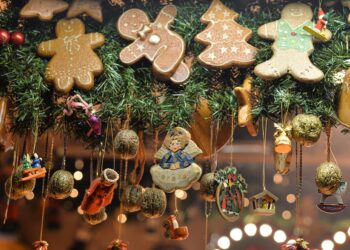 Gros plan sur des décorations de Noël sur un sapin