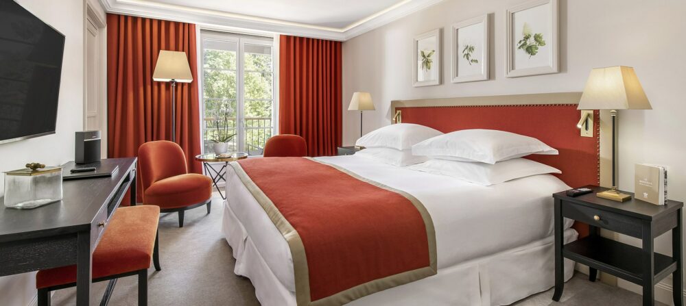 Intérieur élégant d'une suite rouge et blanche