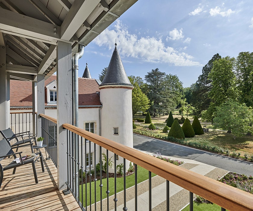 Vue sur les jardins du Château Saint-Jean Relais & Château depuis la balcon