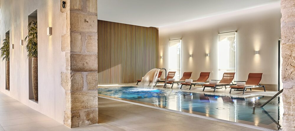 Vue du spa intérieur avec piscine
