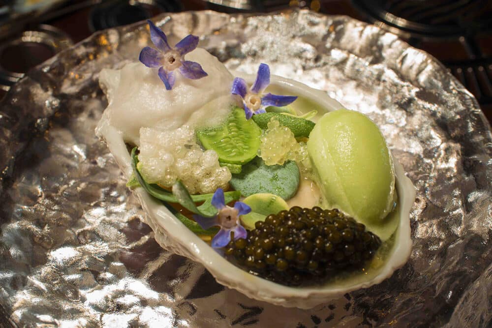 plat gastronomique et raffiné d'un coquillage avec du caviar