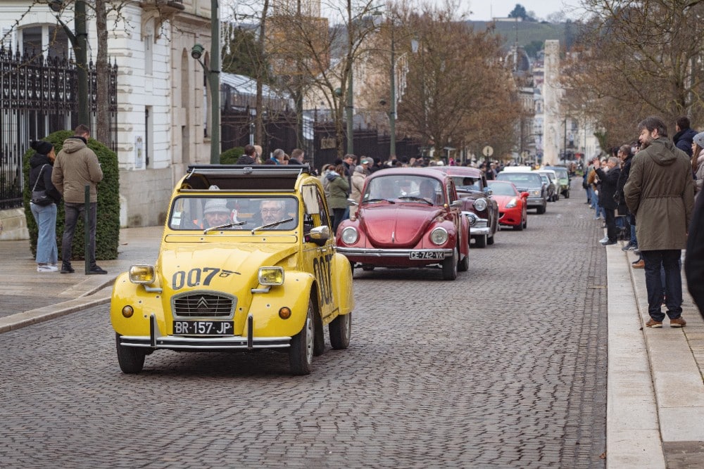 défilé de voitures anciennes dan la ille d'EPERNAY