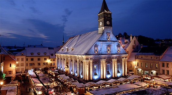 Eglise illuminée de nuit à Montbéliard