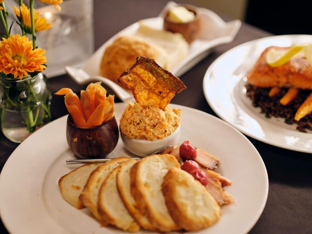 Plats avec pains et houmous