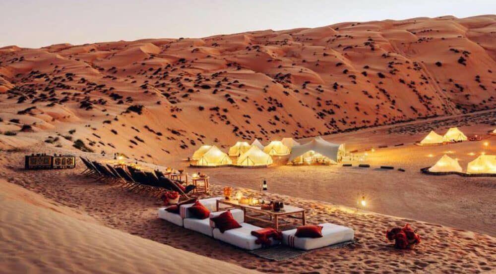 Vue sur le désert d'Oman avec le bivouac luxueux