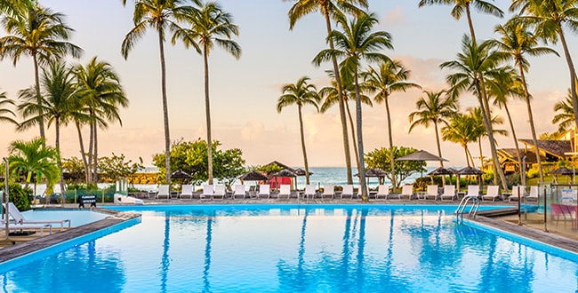 vue depuis la piscine sur la mer