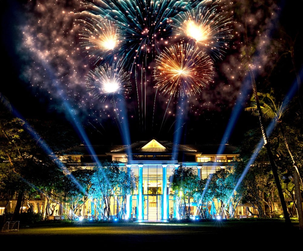 feux d'artifices de nuit devant le Centara Reserve Samui