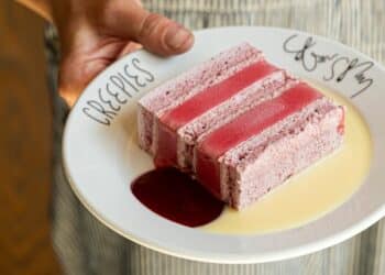 assiette gastronomique d'un gâteau à la fraise