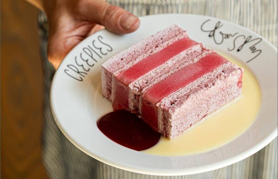 assiette gastronomique d'un gâteau à la fraise