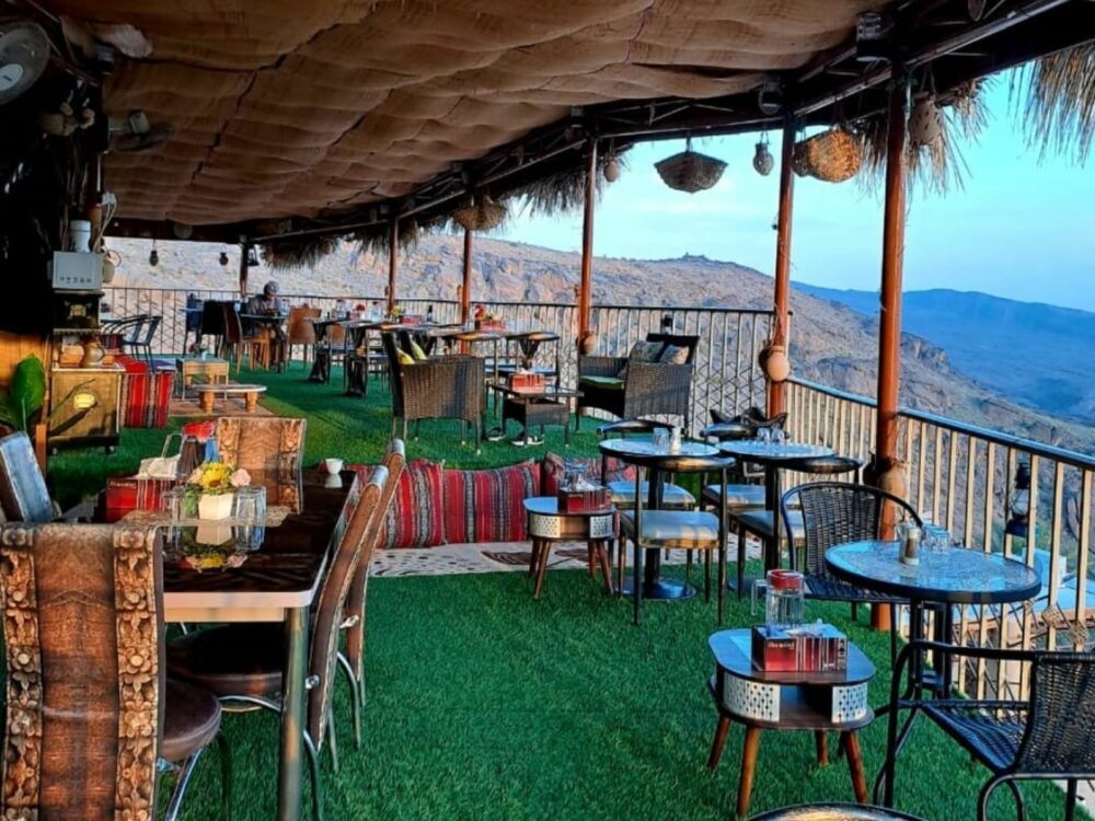 Vue sur les montagnes d'Oman depuis la terrasse colorée d'un bar