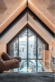 Intérieur cottage avec vue sur les sapins enneigés