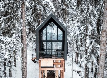 extérieur cottage avec vue sur les sapins enneigés