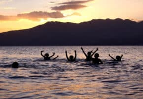 Des enfants s'amusant dans l'eau à Subic Bay.