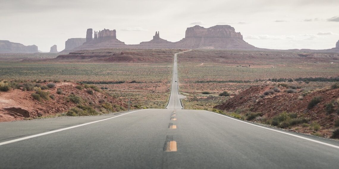 route 66 avec la montagne au loin