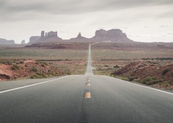 route 66 avec la montagne au loin