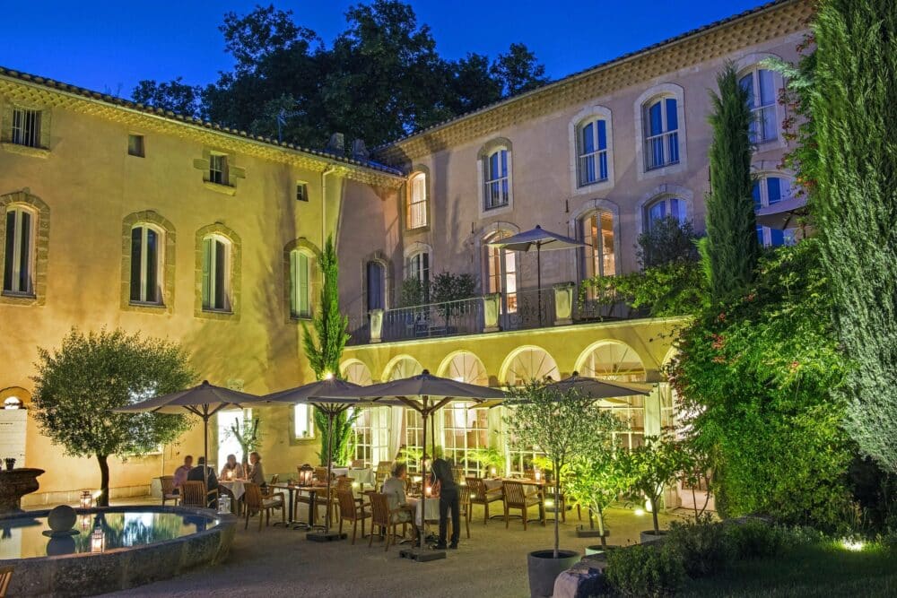 Vue sur la façade extérieure du Château de Massillan éclairé la nuit