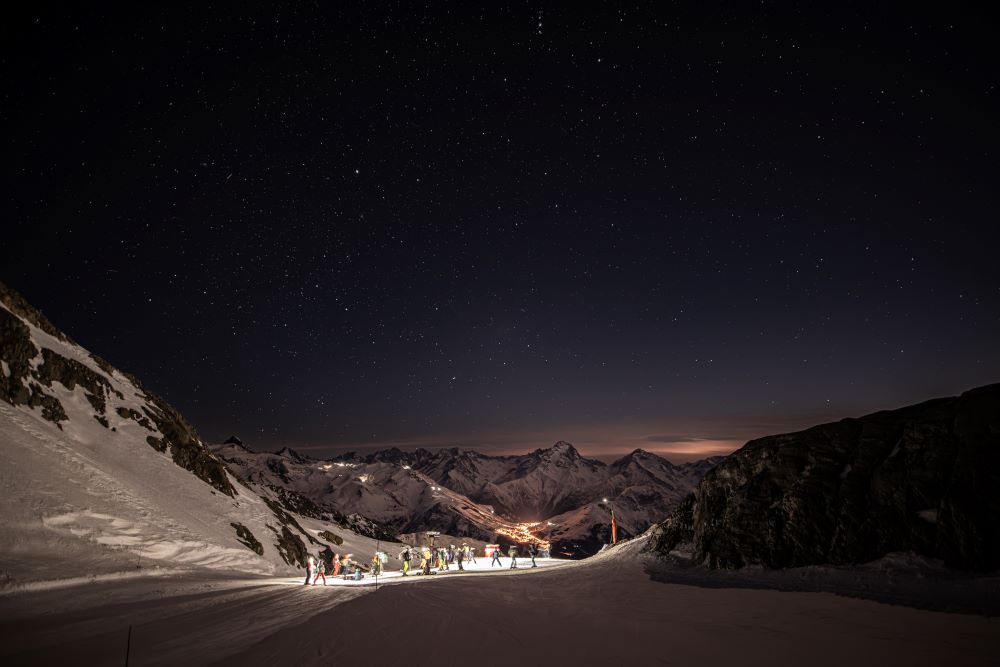 skieurs de fond se promenant la nuit dans les montagnes
