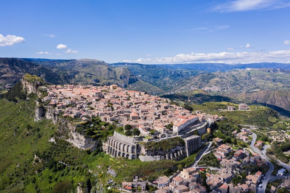 Le village médiéval de Gerace perché sur son promontoire ©Regione Calabria