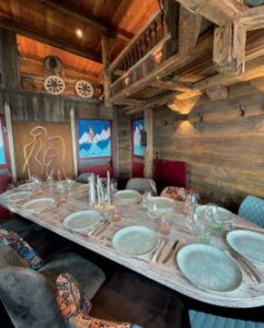 chalet restaurant avec table dressée