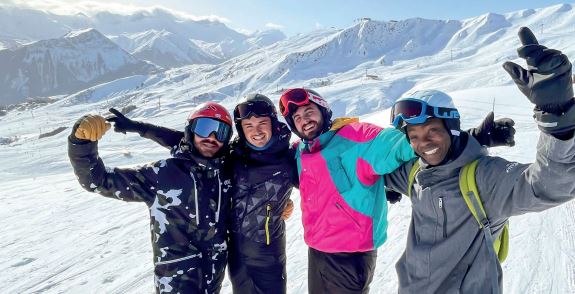 skieurs à la montagne