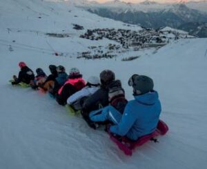 skieurs sur un snake glisse