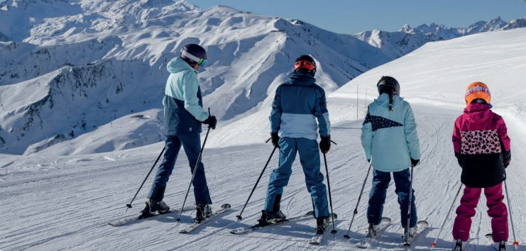 skieurs de dos à la montagne