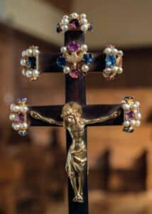 Vraie Croix d’Anjou avec le christ et des pierres précieuses