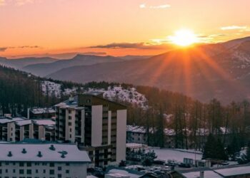 Station de ski neige coucher de soleil