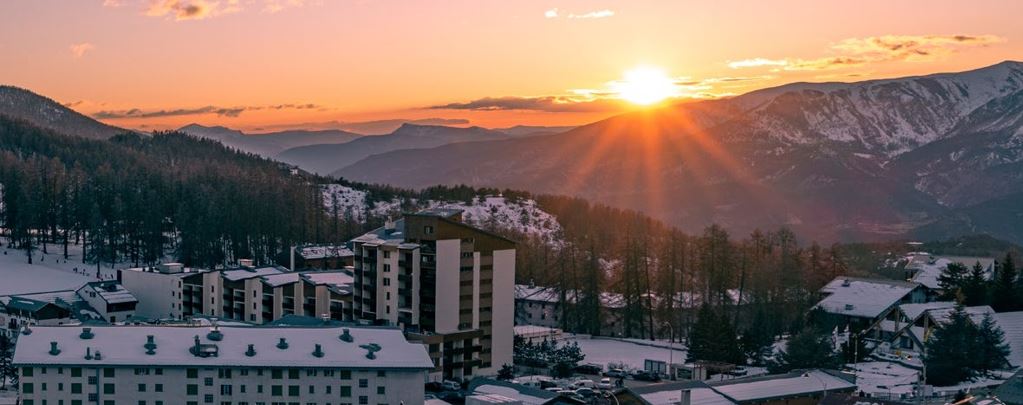 Station de ski neige coucher de soleil
