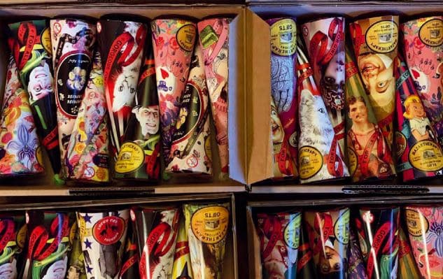 Cônes surprises rangés sur des cartons au bazar de Bellême