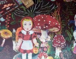 dessin du petit chaperon rouge et des champignons rouges
