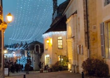 Ville avec guirlandes la nuit à Bellême