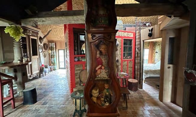 Intérieur du Bazar de Bellême avec décoration et armoire rustique