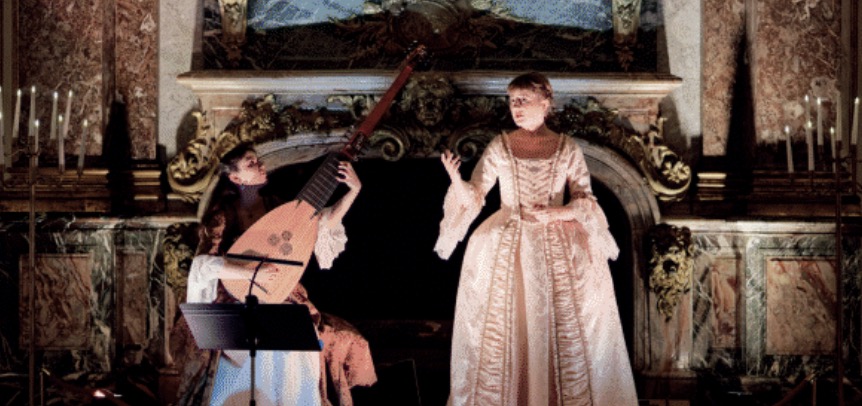 1 chanteuse et une musicienne