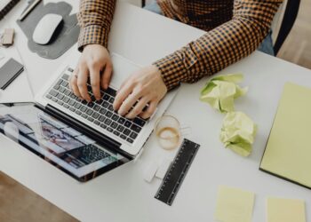 Une personne travaille à l'ordinateur