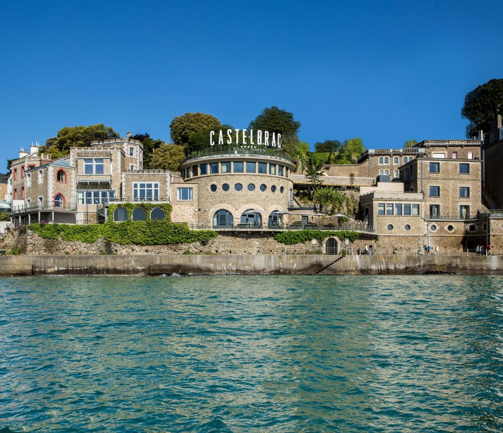 vue de la façade du Castelbrac depuis la mer