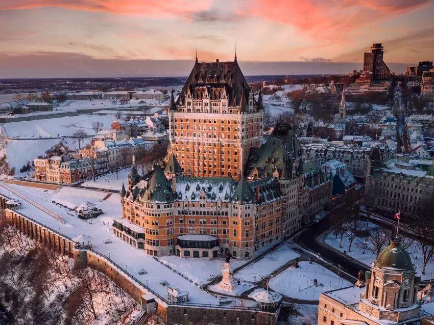 vue aérienne du Château Frontenac enneigé
